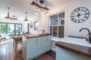 مطبخ أو مطبخ صغير في Stylish river apartment - West Putney Embankment