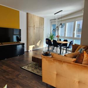 sala de estar con sofá y mesa en Ferienwohnung Blick ins Grüne, en Rossleithen