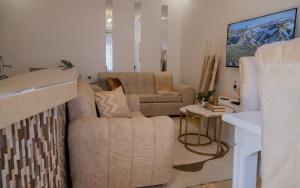 Narok的住宿－Cade Homes 2，客厅配有沙发和桌子