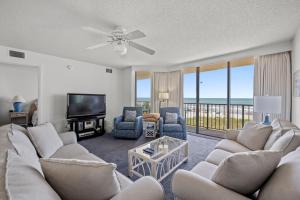un salon avec un canapé, des chaises et une télévision dans l'établissement Beach Club II 2E - Oceanfront - Windy Hill Section, à Myrtle Beach