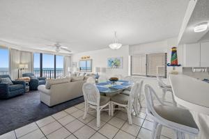 une salle à manger et un salon avec une table et des chaises dans l'établissement Beach Club II 2E - Oceanfront - Windy Hill Section, à Myrtle Beach