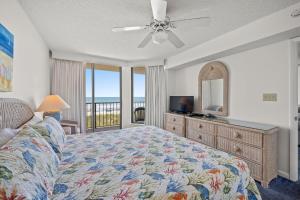 une chambre avec un lit et une vue sur l'océan dans l'établissement Beach Club II 2E - Oceanfront - Windy Hill Section, à Myrtle Beach 21 autres photos