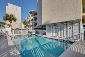 une piscine devant un bâtiment dans l'établissement Beach Club II 2E - Oceanfront - Windy Hill Section, à Myrtle Beach