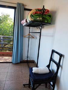 a room with a chair and a shelf with a towel at Mangoty Apartamento in Luque