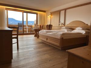 卡斯特爾羅托的住宿－Hotel Rosslaufhof，一间卧室设有一张床和一个大窗户