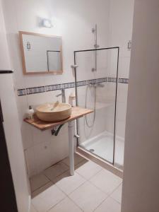 W łazience znajduje się umywalka i prysznic. w obiekcie Charmante villa équipée, piscine w mieście Le Soler