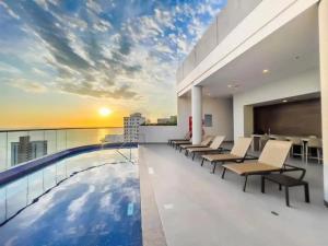 a swimming pool on the roof of a building at Hermoso Apartamento tipo Loft en Rodadero Santa Marta in Santa Marta