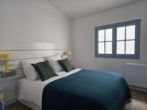 ein Schlafzimmer mit einem großen Bett und einem Fenster in der Unterkunft L'Idrac, Appartements en Hyper centre in Toulouse
