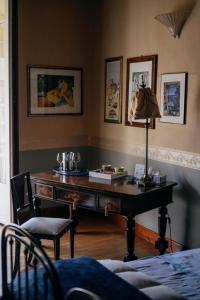 een bureau in een kamer met een lamp erop bij B&B Palazzo Melluso in Porto Empedocle