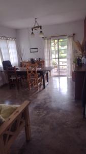 - un salon avec une table à manger et des chaises dans l'établissement La chacrita en San Miguel del Monte, à San Miguel del Monte