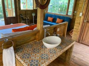 a bathroom with a sink in a room with a bed at Cabaña en Villa de Leyva Se Permiten Mascotas Pet Friendly in Villa de Leyva