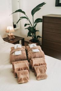 4 ręczniki ustawione na łóżku w obiekcie A Casa dello Steno - Unicità Rustica w Bolonii
