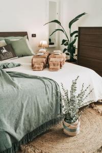 un letto con coperte e cuscini in una camera da letto di A Casa dello Steno - Unicità Rustica a Bologna