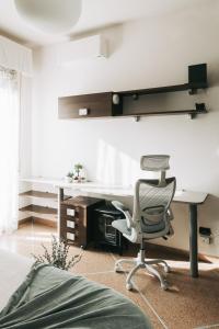 een slaapkamer met een bureau en een stoel bij A Casa dello Steno - Unicità Rustica in Bologna