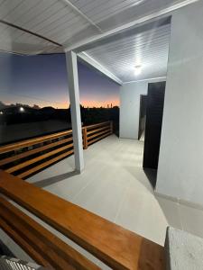 einen Balkon mit Blick auf die Stadt bei Sonnenuntergang in der Unterkunft Casa Liberdade in Novo Hamburgo