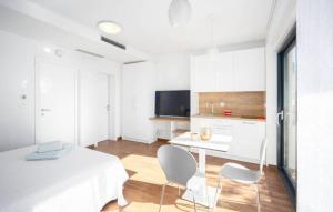 ein weißes Schlafzimmer mit einem Bett und 2 Stühlen in der Unterkunft Villa Ivanka in Makarska