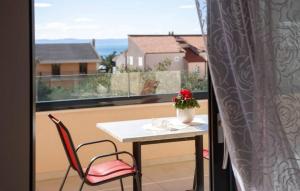 einen Tisch und Stühle auf einem Balkon mit Aussicht in der Unterkunft Villa Ivanka in Makarska