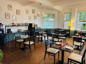 - un restaurant avec des tables et des chaises dans une salle dans l'établissement Hotel du Parc, à Dinard