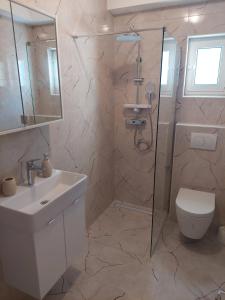 Et badeværelse på Holiday apartment + 22 billeder