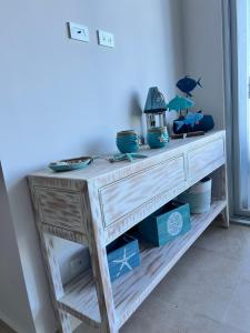 uma mesa de madeira com algumas tigelas em cima em Apartamento de playa con calor de hogar em Nueva Gorgona