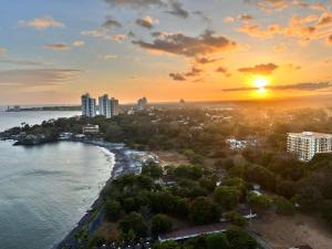 uma vista aérea de uma cidade e do oceano ao pôr-do-sol em Apartamento de playa con calor de hogar em Nueva Gorgona