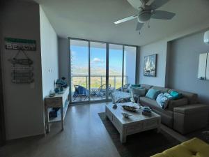 uma sala de estar com um sofá e uma mesa em Apartamento de playa con calor de hogar em Nueva Gorgona