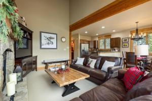 a living room with a couch and a table at 6554 Settlers Creek townhouse in Keystone