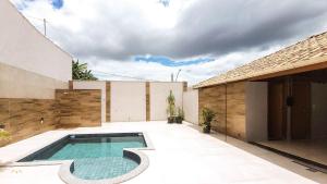 einen Pool im Hinterhof eines Hauses in der Unterkunft NossoApê Guarua: Piscina | Churrasqueira | Ar-condicionado in Juiz de Fora