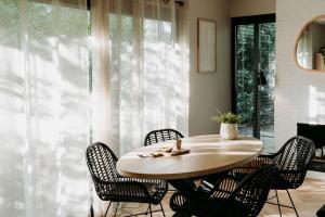 uma mesa e cadeiras num quarto com uma janela em Forest Bungalow 1 - Hottub - Nature - Relax em Rheezerveen