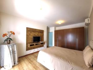 Llit o llits en una habitació de NossoApê Guarua: Piscina | Churrasqueira | Ar-condicionado