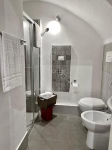 La salle de bains blanche est pourvue de toilettes et d'un lavabo. dans l'établissement Ferienhaus Marlene - Casa Vacanze San Nicola L'Arena, à Trabia