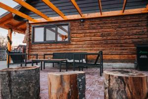 Little Bear Lodge في سيبيو: كابينة خشبية تحتوي على كرسيين وسقفين