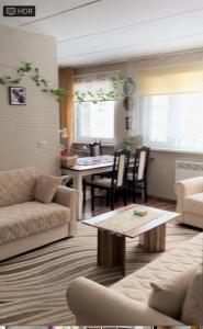 sala de estar con sofá y mesa en Luxuary modern appartment, en Pyussi
