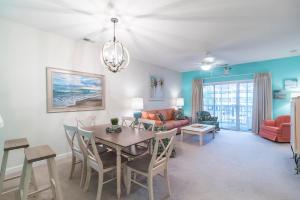 Χώρος καθιστικού στο Barefoot Resort - Cypress Bend 123 - Windy Hill