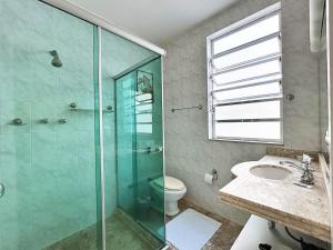 uma casa de banho com um chuveiro, um WC e um lavatório. em BN13 - Apto Espaçoso a 4 min da praia Copacabana no Rio de Janeiro