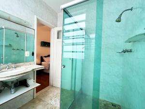uma casa de banho com uma cabina de duche em vidro e um lavatório. em BN13 - Apto Espaçoso a 4 min da praia Copacabana no Rio de Janeiro