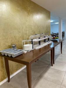 uma longa mesa de madeira com vários pratos em Gastpark Hotel em Manching