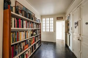 un corridoio con librerie piene di libri di Charming apartment in the heart of Paris - Welkeys a Parigi