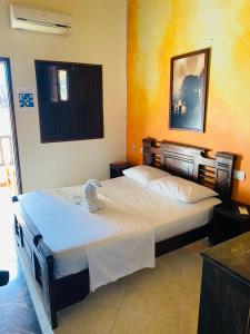a bedroom with a large bed in a room at CASA MORALES in Santa Fe de Antioquia