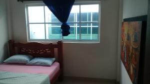 - une chambre avec un lit et une fenêtre dans l'établissement Sirena azul, 