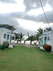 duas casas na praia com palmeiras ao fundo em Sirena azul 
