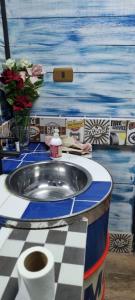 een badkamer met een wastafel en een rol toiletpapier bij ZOE LODGE in Renaico