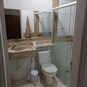 un bagno con un water, un lavandino e uno specchio di casa de 1 Dorm prox Unesp Botucatu a Botucatu