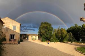 een regenboog in de lucht over een oprit bij Mas Gardane in Pernes-les-Fontaines