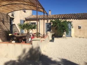 una casa con patio e tavolo in cortile di Mas Gardane a Pernes-les-Fontaines