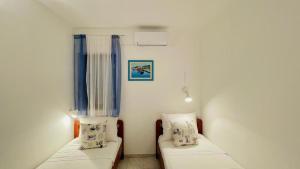Кровать или кровати в номере Lovely apartments on the private Beach - island Korčula