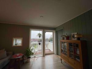 ein Wohnzimmer mit einem Sofa und einem großen Fenster in der Unterkunft Island life! 2,5 bedroom house. in Vigra
