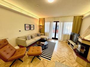 尼賴吉哈佐的住宿－Felix Villa，客厅配有沙发、椅子和电视