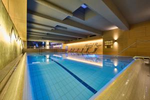 a large indoor swimming pool in a building at Alpenhotel Rieger in Mittenwald