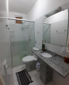 a bathroom with a toilet and a sink and a shower at Sítio Via Láctea - Guaramiranga in Guaramiranga